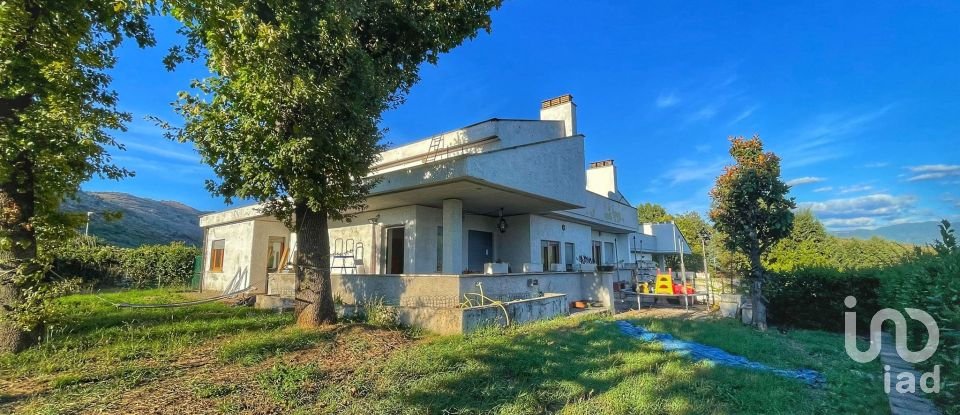 Casale 6 locali di 300 m² in Tivoli (00019)