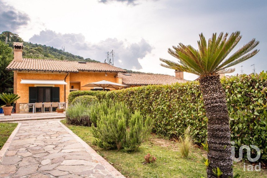 Villa Bifamiliare 6 locali di 210 m² in Tivoli (00019)