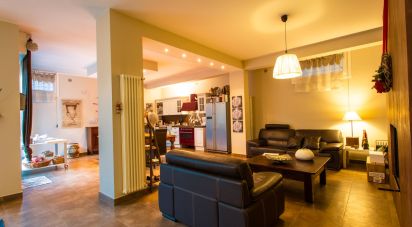 Villa Bifamiliare 6 locali di 210 m² in Tivoli (00019)