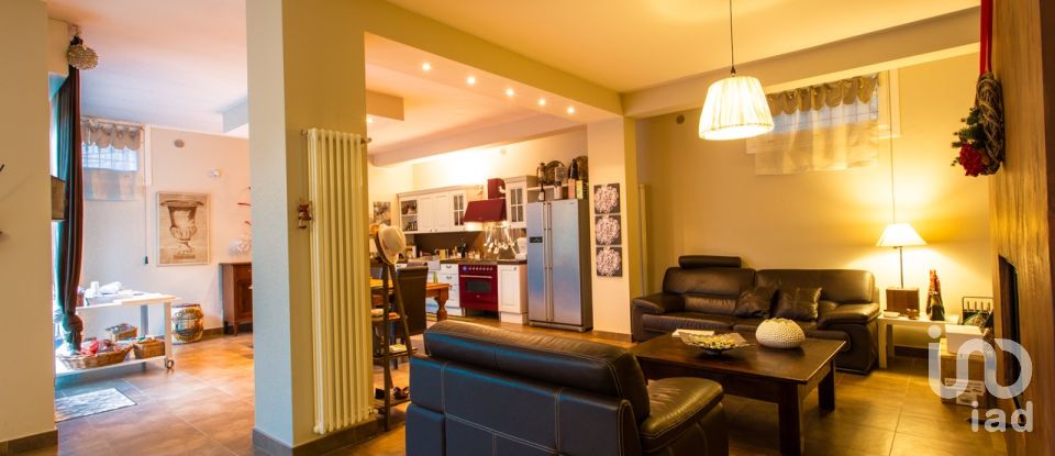 Villa Bifamiliare 6 locali di 210 m² in Tivoli (00019)