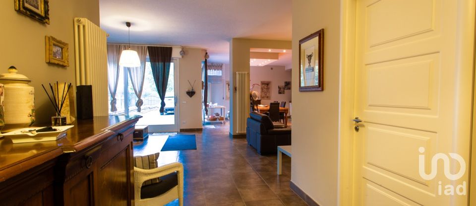 Villa Bifamiliare 6 locali di 210 m² in Tivoli (00019)