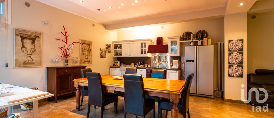 Villa Bifamiliare 6 locali di 210 m² in Tivoli (00019)