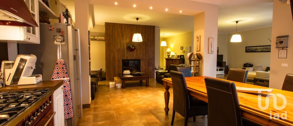 Villa Bifamiliare 6 locali di 210 m² in Tivoli (00019)