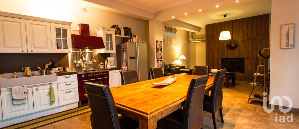 Villa Bifamiliare 6 locali di 210 m² in Tivoli (00019)