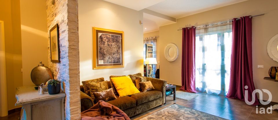 Villa Bifamiliare 6 locali di 210 m² in Tivoli (00019)