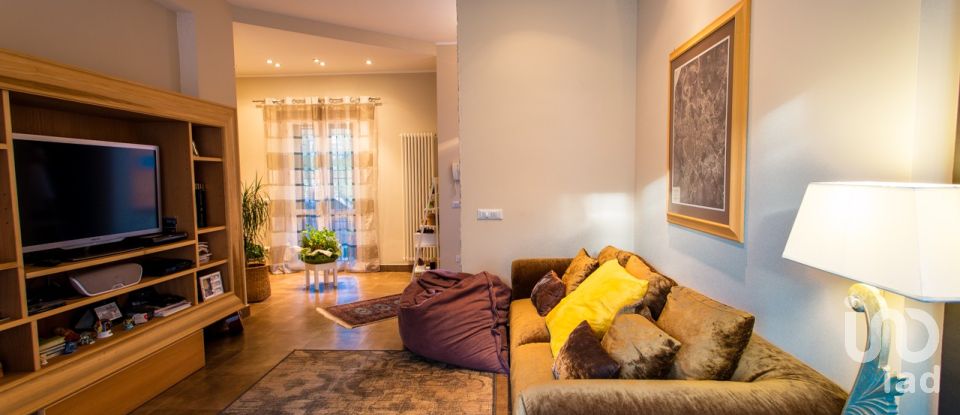 Villa Bifamiliare 6 locali di 210 m² in Tivoli (00019)