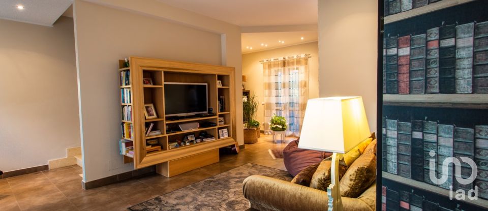 Villa Bifamiliare 6 locali di 210 m² in Tivoli (00019)