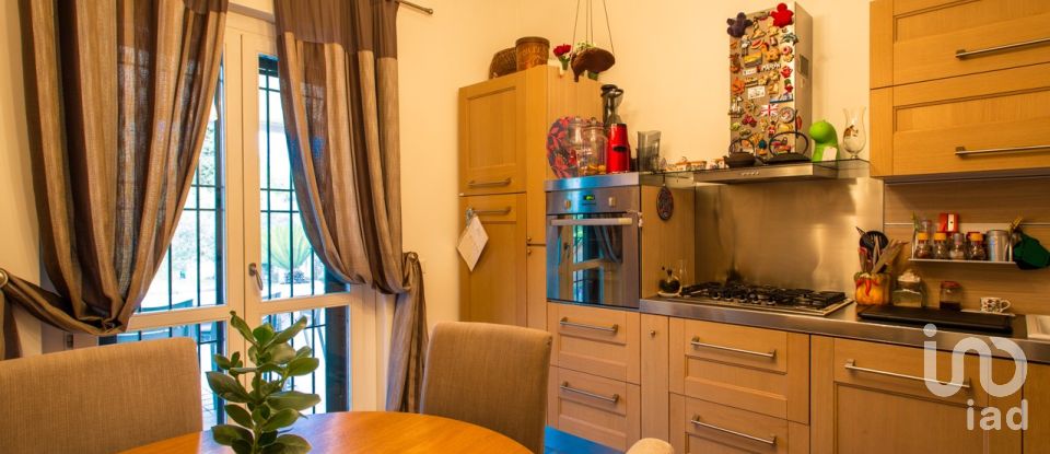 Villa Bifamiliare 6 locali di 210 m² in Tivoli (00019)