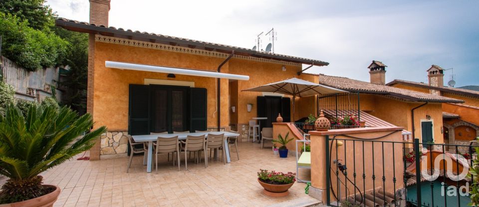 Villa Bifamiliare 6 locali di 210 m² in Tivoli (00019)