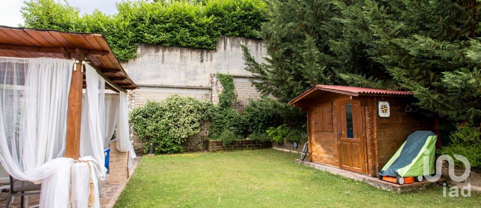 Villa Bifamiliare 6 locali di 210 m² in Tivoli (00019)
