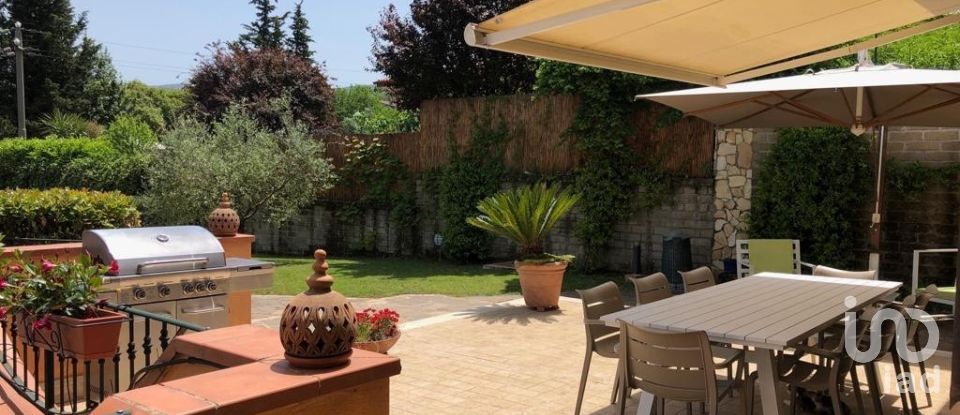 Villa Bifamiliare 6 locali di 210 m² in Tivoli (00019)