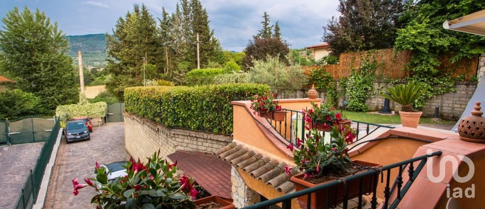 Villa Bifamiliare 6 locali di 210 m² in Tivoli (00019)