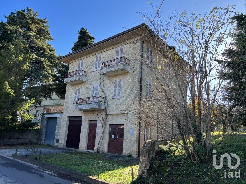 Casa 14 locali di 250 m² in Monsampietro Morico (63842)