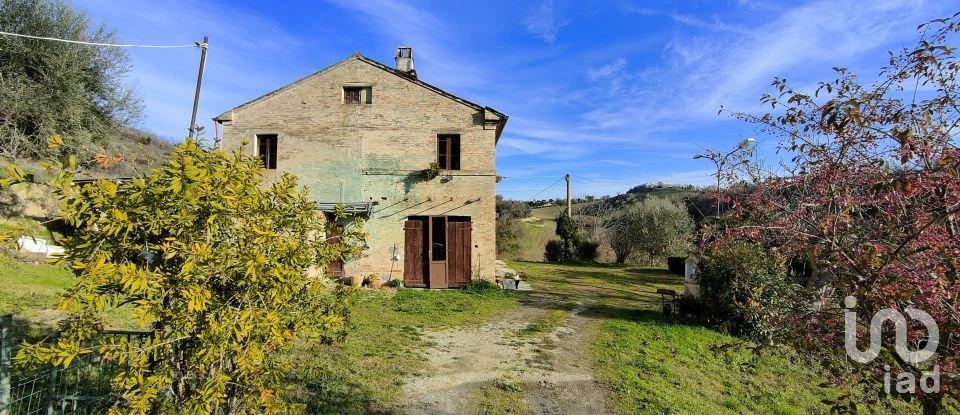Rustico 6 locali di 230 m² in Petritoli (63848)