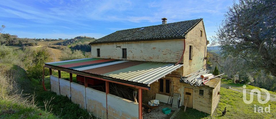 Rustico 6 locali di 230 m² in Petritoli (63848)
