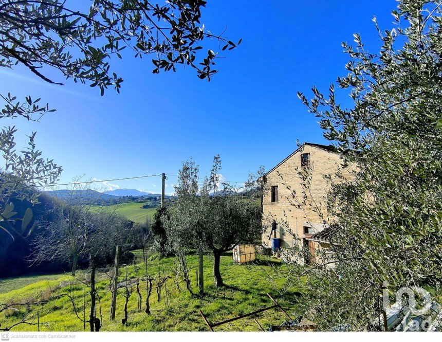 Rustico 6 locali di 230 m² in Petritoli (63848)