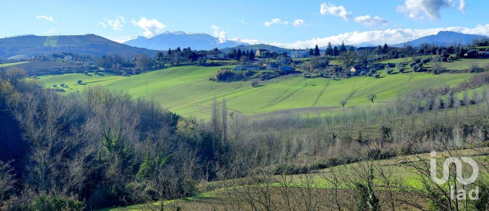 Rustico 6 locali di 230 m² in Petritoli (63848)