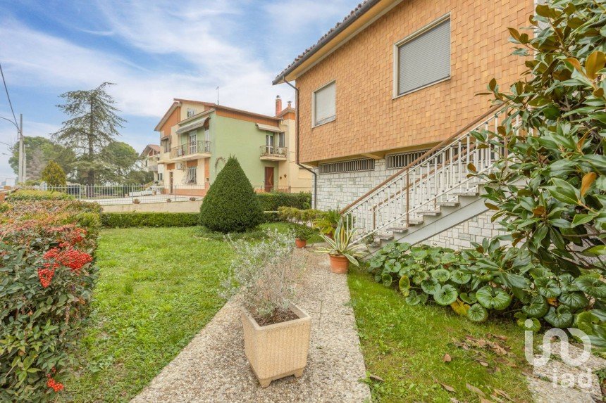 Casa indipendente 7 locali di 310 m² in Osimo (60027)