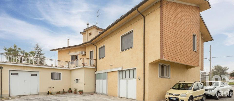 Town house 7 rooms of 310 m² in Osimo (60027)