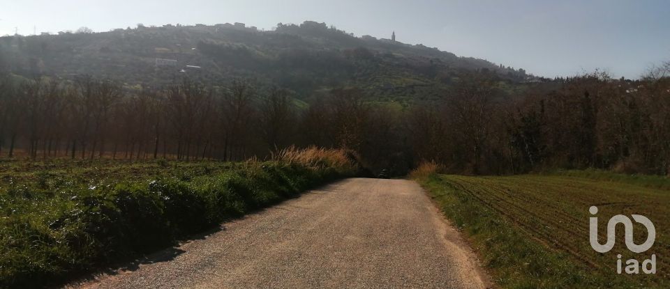 Proprietà terriera 6 locali di 110 m² in Città Sant'Angelo (65013)