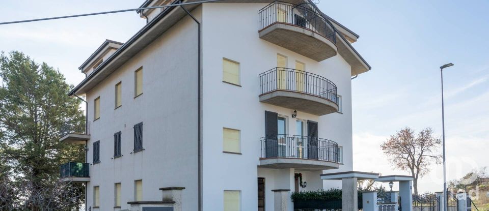 Block of flats 6 rooms of 191 m² in Monte San Giusto (62015)