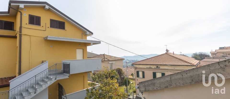 Lodge 6 rooms of 207 m² in Castelfidardo (60022)