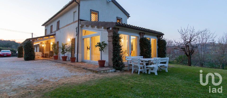 Villa 8 locali di 344 m² in Offagna (60020)