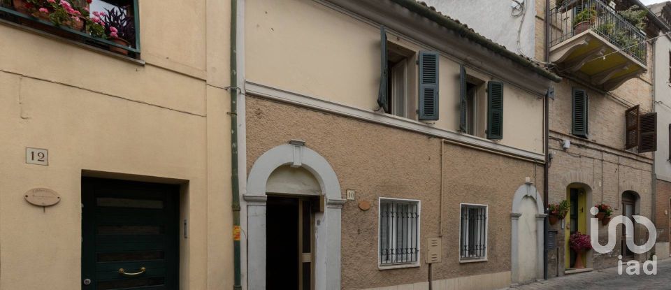 Rifugio 6 locali di 141 m² in Recanati (62019)