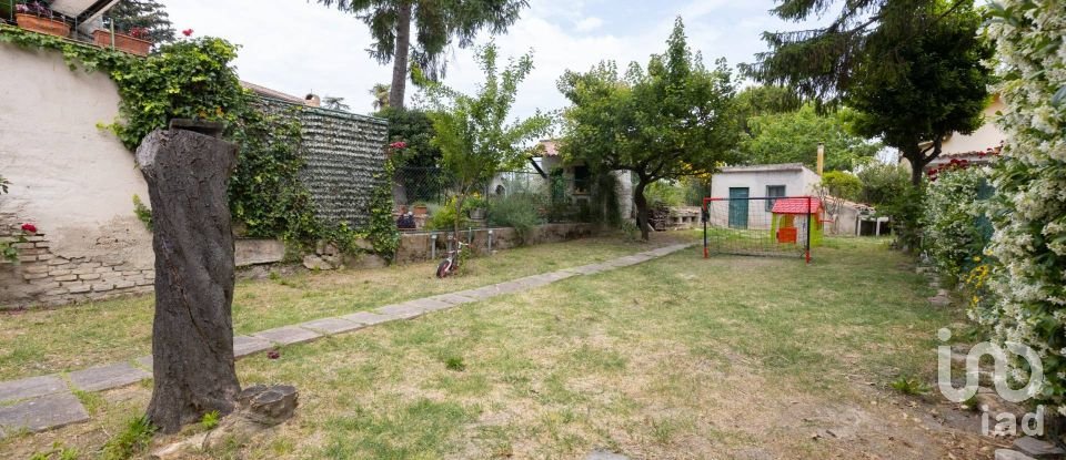 Rifugio 6 locali di 141 m² in Recanati (62019)