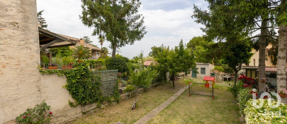 Rifugio 6 locali di 141 m² in Recanati (62019)