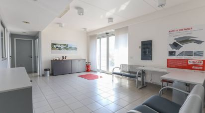 Negozio / locale commerciale di 170 m² in Ancona (60121)