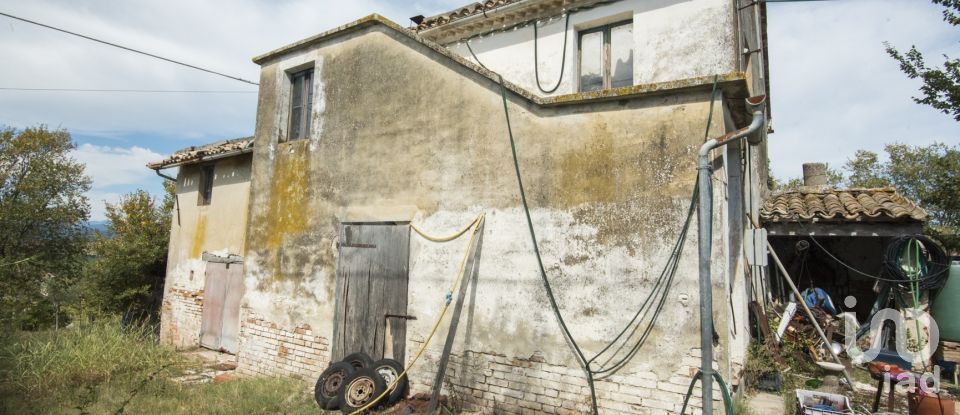 Rustico 10 locali di 237 m² in Belvedere Ostrense (60030)