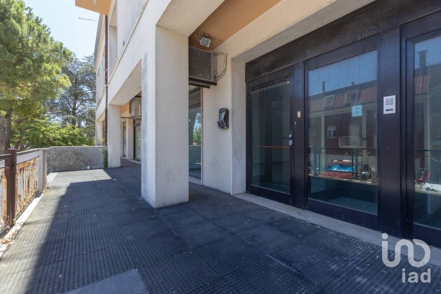 Negozio / locale commerciale di 300 m² in Castelfidardo (60022)