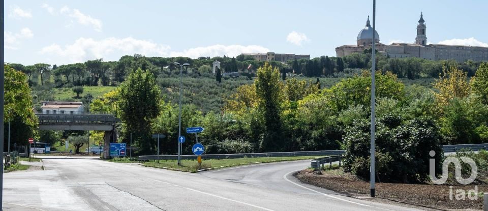 Terreno di 550 m² in Loreto (60025)