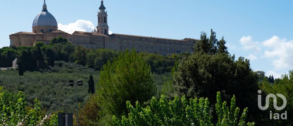 Terreno di 550 m² in Loreto (60025)