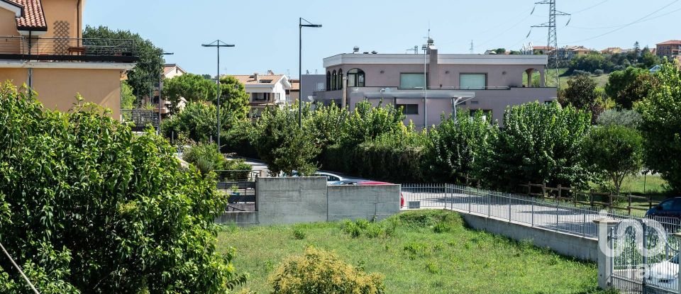 Terreno di 550 m² in Loreto (60025)