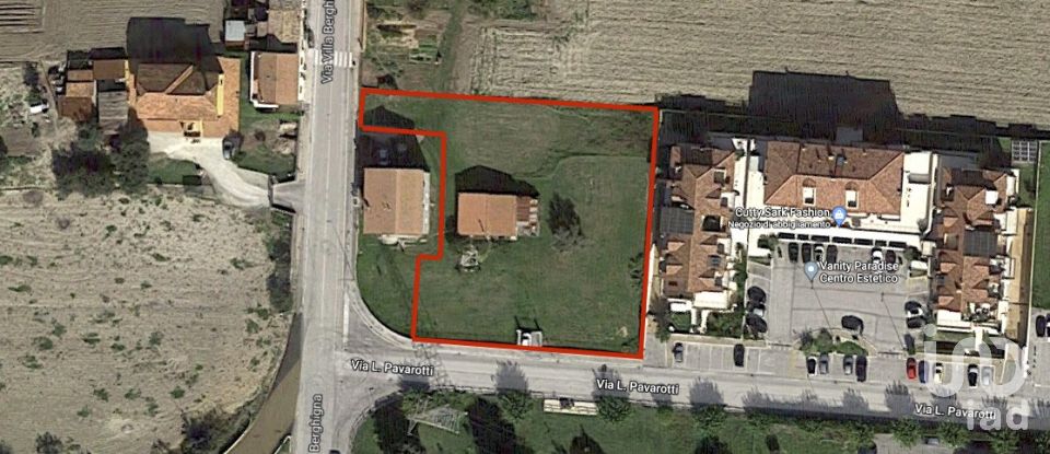 Terreno di 550 m² in Loreto (60025)