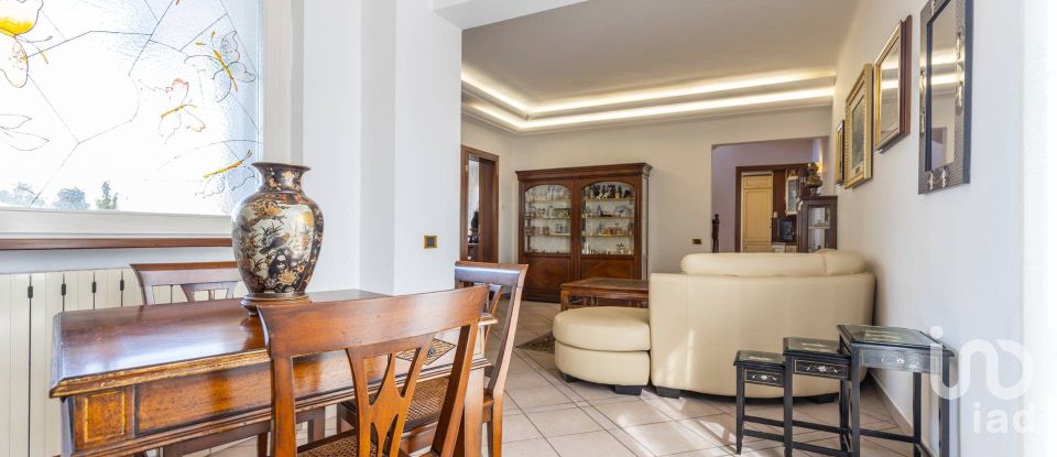 Casale 8 locali di 300 m² in Loreto (60025)