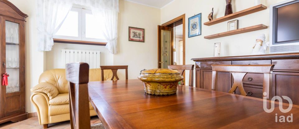 Casale 8 locali di 300 m² in Loreto (60025)