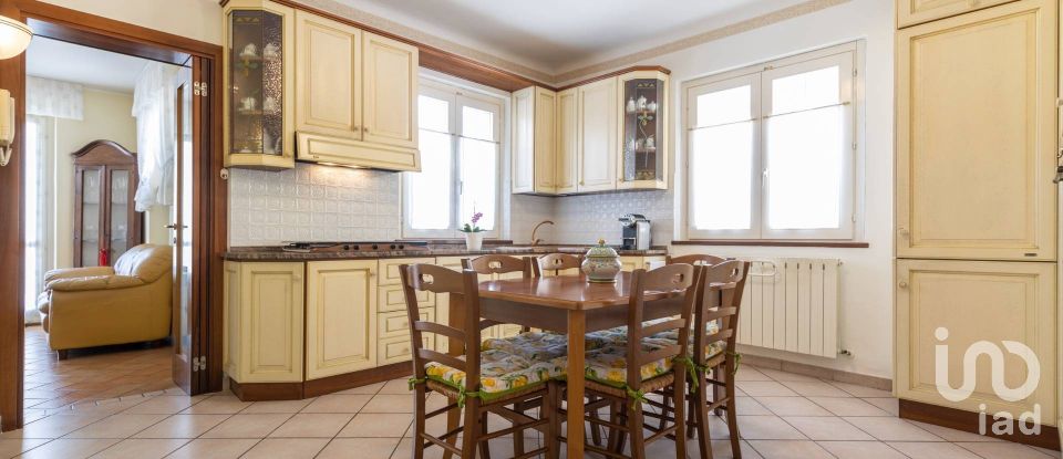 Casale 8 locali di 300 m² in Loreto (60025)