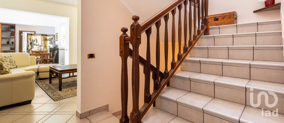 Casale 8 locali di 300 m² in Loreto (60025)