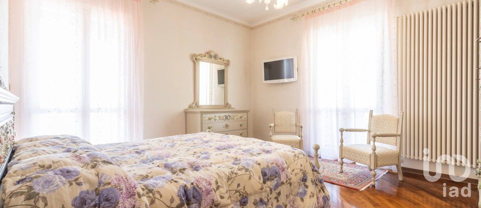 Casale 8 locali di 300 m² in Loreto (60025)