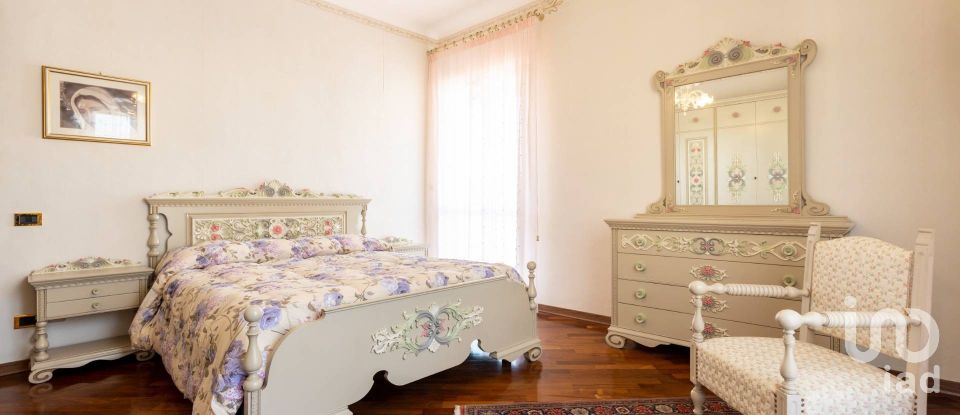 Casale 8 locali di 300 m² in Loreto (60025)