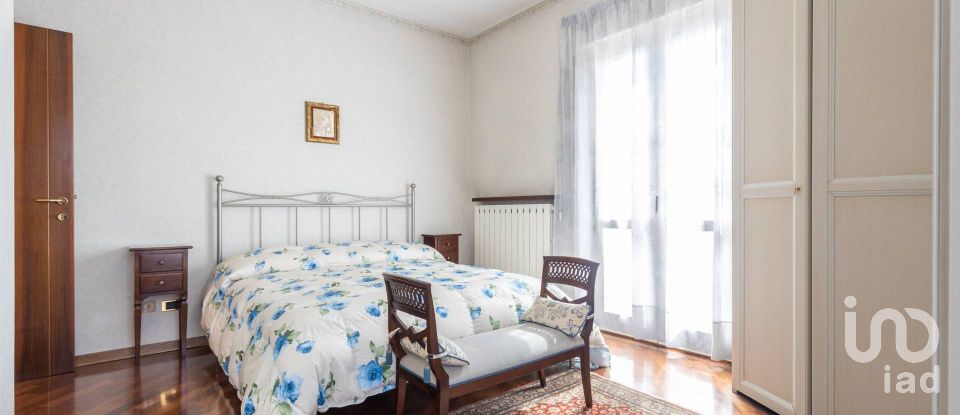 Casale 8 locali di 300 m² in Loreto (60025)