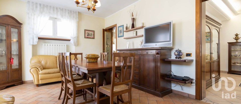 Casale 8 locali di 300 m² in Loreto (60025)