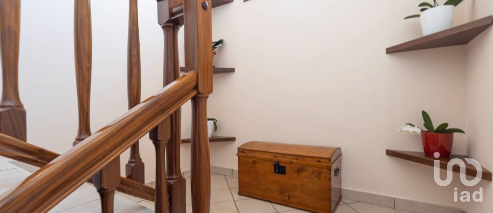 Casale 8 locali di 300 m² in Loreto (60025)