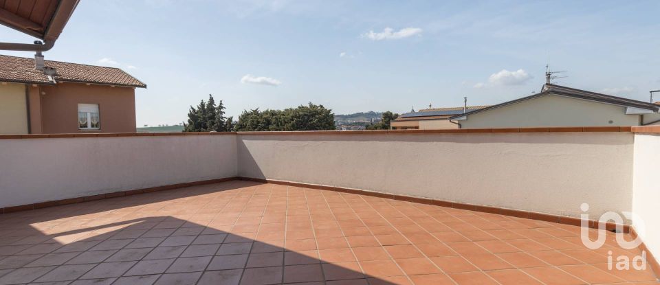 Casale 8 locali di 300 m² in Loreto (60025)