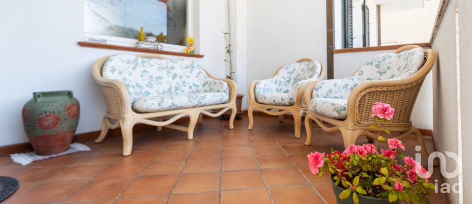 Casale 8 locali di 300 m² in Loreto (60025)