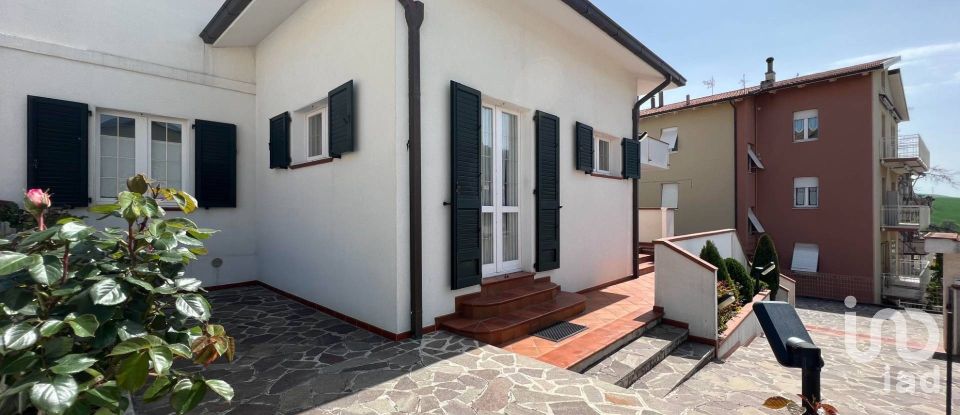 Casale 8 locali di 300 m² in Loreto (60025)