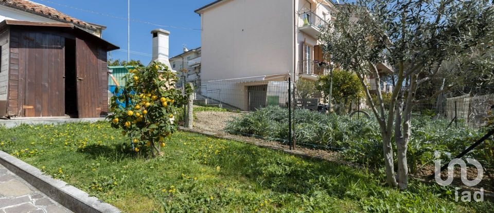 Casale 8 locali di 300 m² in Loreto (60025)
